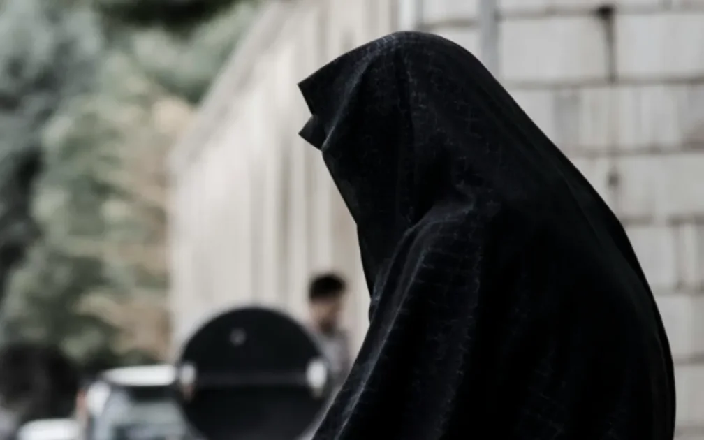 Furto a Tanger sotto il niqab 2026