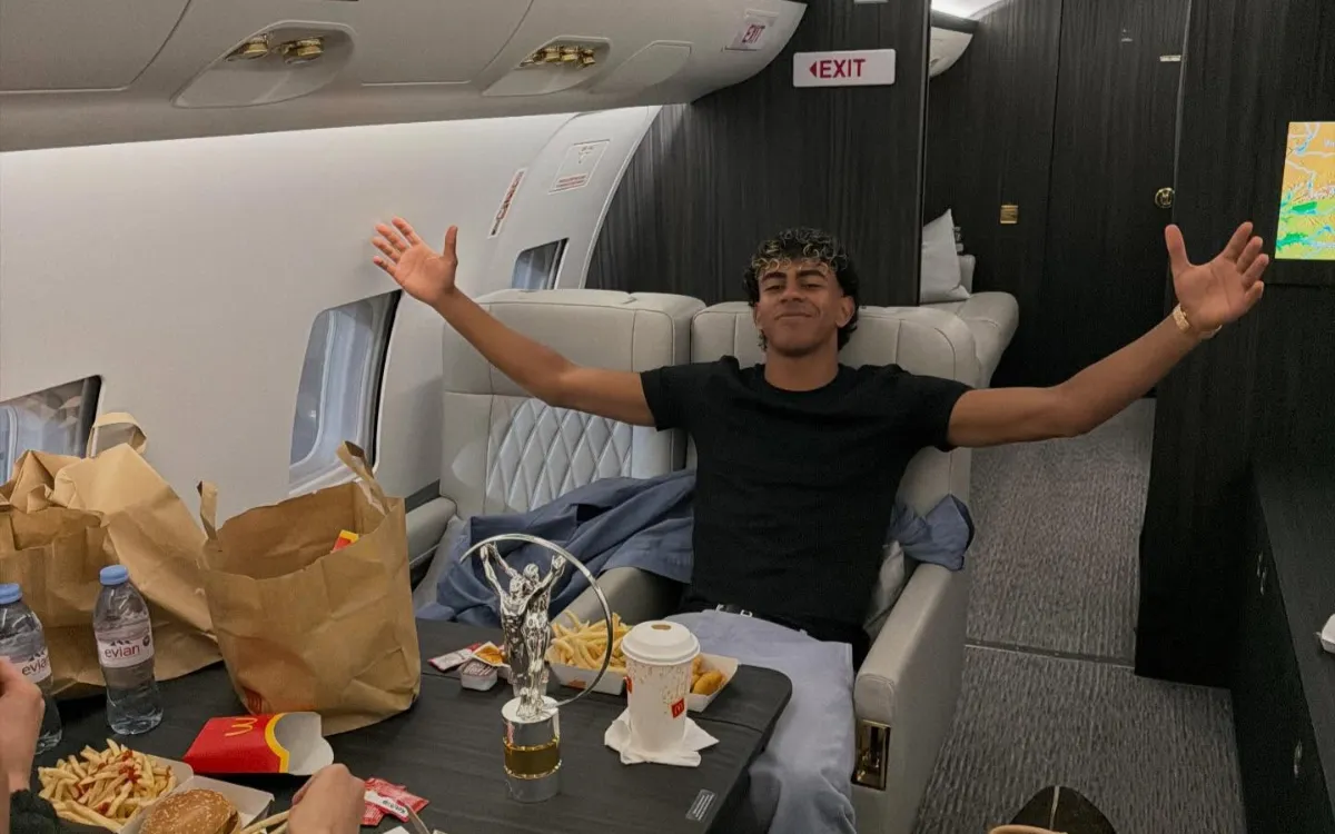Lamine Yamal festeggia il premio a Madrid con un McDonald's in jet privato
